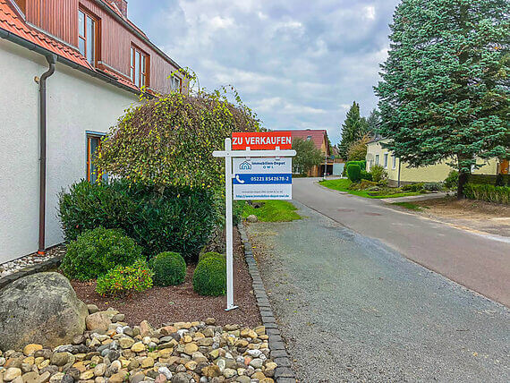 Maklergalgen vor Doppelhaushälte zum Verkauf in Herford von Immobilien-Depot OWL