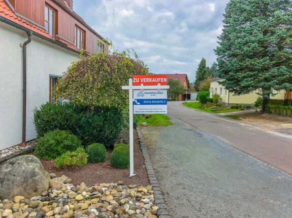 Maklergalgen vor Doppelhaushälte zum Verkauf in Herford von Immobilien-Depot OWL Maklergalgen vor Doppelhaushälte zum Verkauf in Herford von Immobilien-Depot OWL