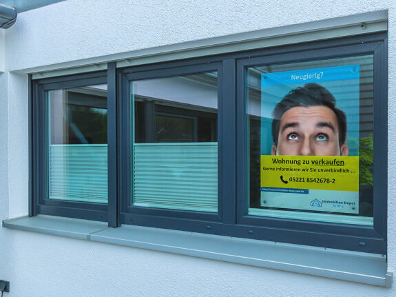 Maklerschild an Eigentumswohnung zum Verkauf in Herford von Immobilien-Depot OWL Maklerschild an Eigentumswohnung zum Verkauf in Herford von Immobilien-Depot OWL