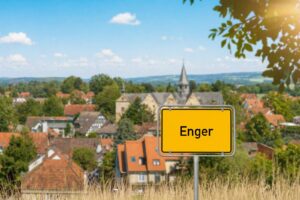Ein gelbes Straßenschild mit der Aufschrift
