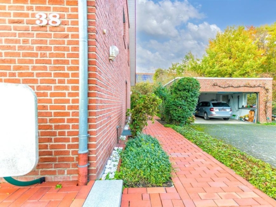 Sonnige Doppelhaushälfte mit Gartenparadies und A+ Energieeffizienz in Isselhorst - Außenansicht Giebelseite