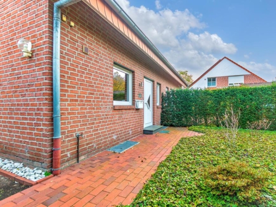 Sonnige Doppelhaushälfte mit Gartenparadies und A+ Energieeffizienz in Isselhorst - Außenansicht Hauseingang