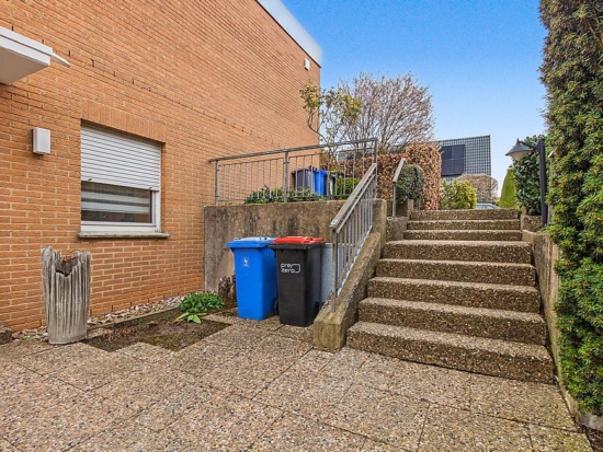 Großzügige 4-Zimmer-Wohnung mit XXL-Terrasse & Fernblick in Oberbecksen - Eingangsbereich mit Treppenanlage