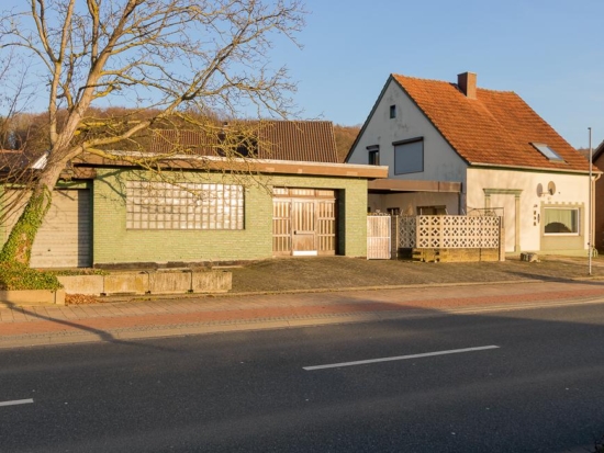 Wohnen, Arbeiten, Gestalten – vielseitiges Wohn- und Gewerbehaus in Lippinghausen - Außenansicht Straße #1