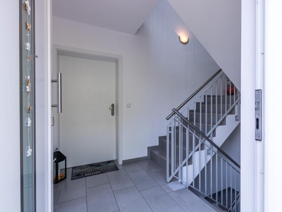 Wohnen mit Weitblick: Junge Maisonette-Wohnung mit Galerie & XL-Balkon in Brake - Hauseingang mit Treppenhaus