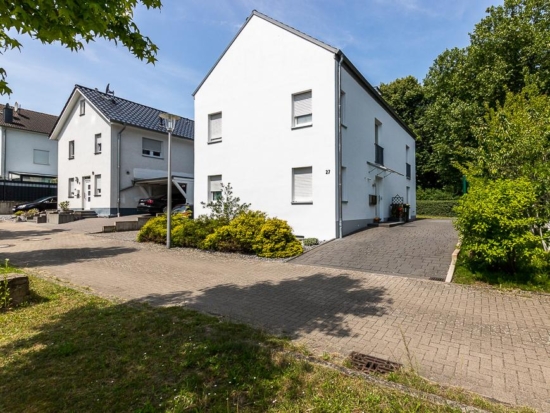 Wohnen mit Weitblick: Junge Maisonette-Wohnung mit Galerie & XL-Balkon in Brake - Außenansicht Eingangsbereich