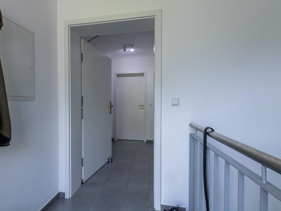 Wohnen mit Weitblick: Junge Maisonette-Wohnung mit Galerie & XL-Balkon in Brake - Treppenhaus mit Wohnungseingang