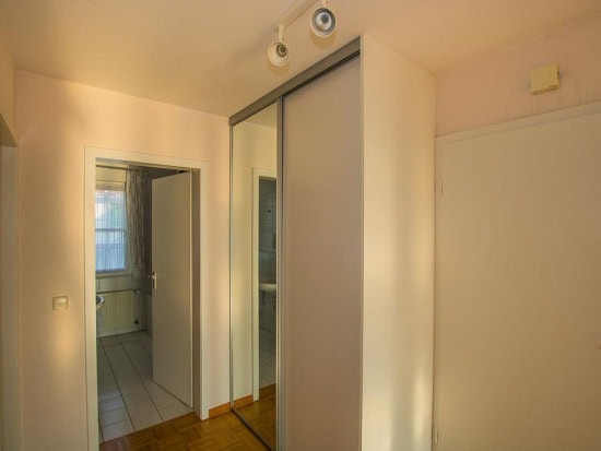 Lichtdurchfluteter Altbaucharme von 1993: Maisonette-Wohnung in Bad Salzuflen - Diele mit maßgefertigtem Schiebetürenschrank
